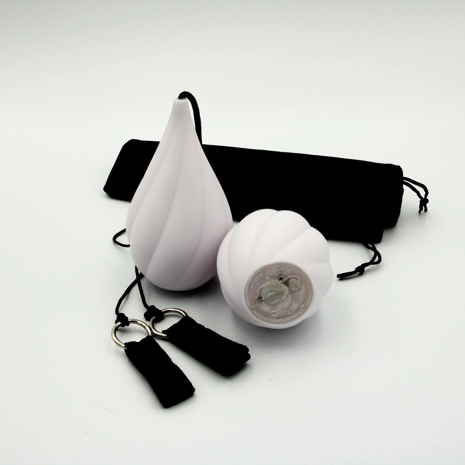 Paire de bolas LED Aurora Poi blanches avec cordons noirs et sacoche de transport incluse, accessoires pour flow art et jonglage lumineux.