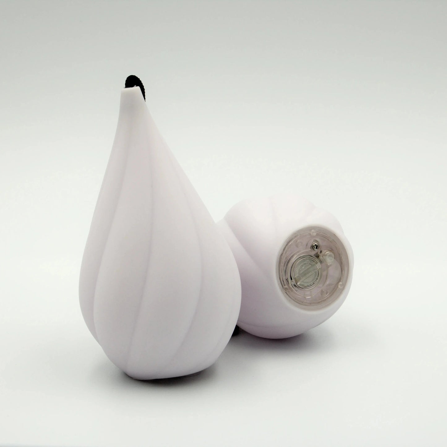 Bolas LED Aurora Poi blanches éteintes, vue rapprochée du design et du compartiment pile.