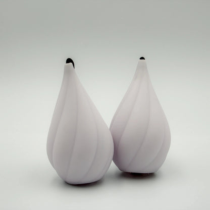 Paire de bolas LED Aurora Poi blanches au design torsadé moderne, idéales pour le jonglage lumineux.