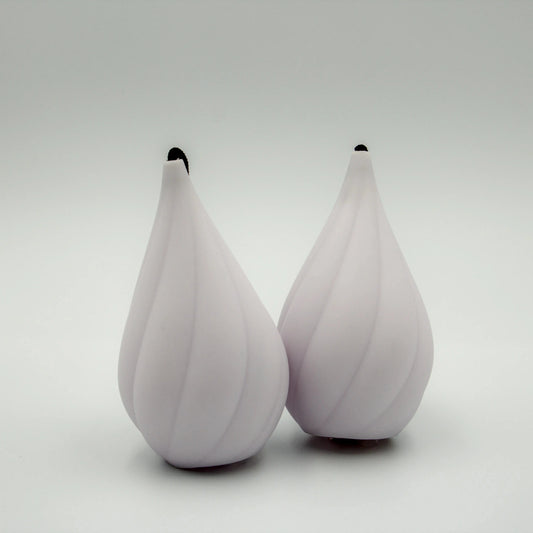Paire de bolas LED Aurora Poi blanches au design torsadé moderne, idéales pour le jonglage lumineux.
