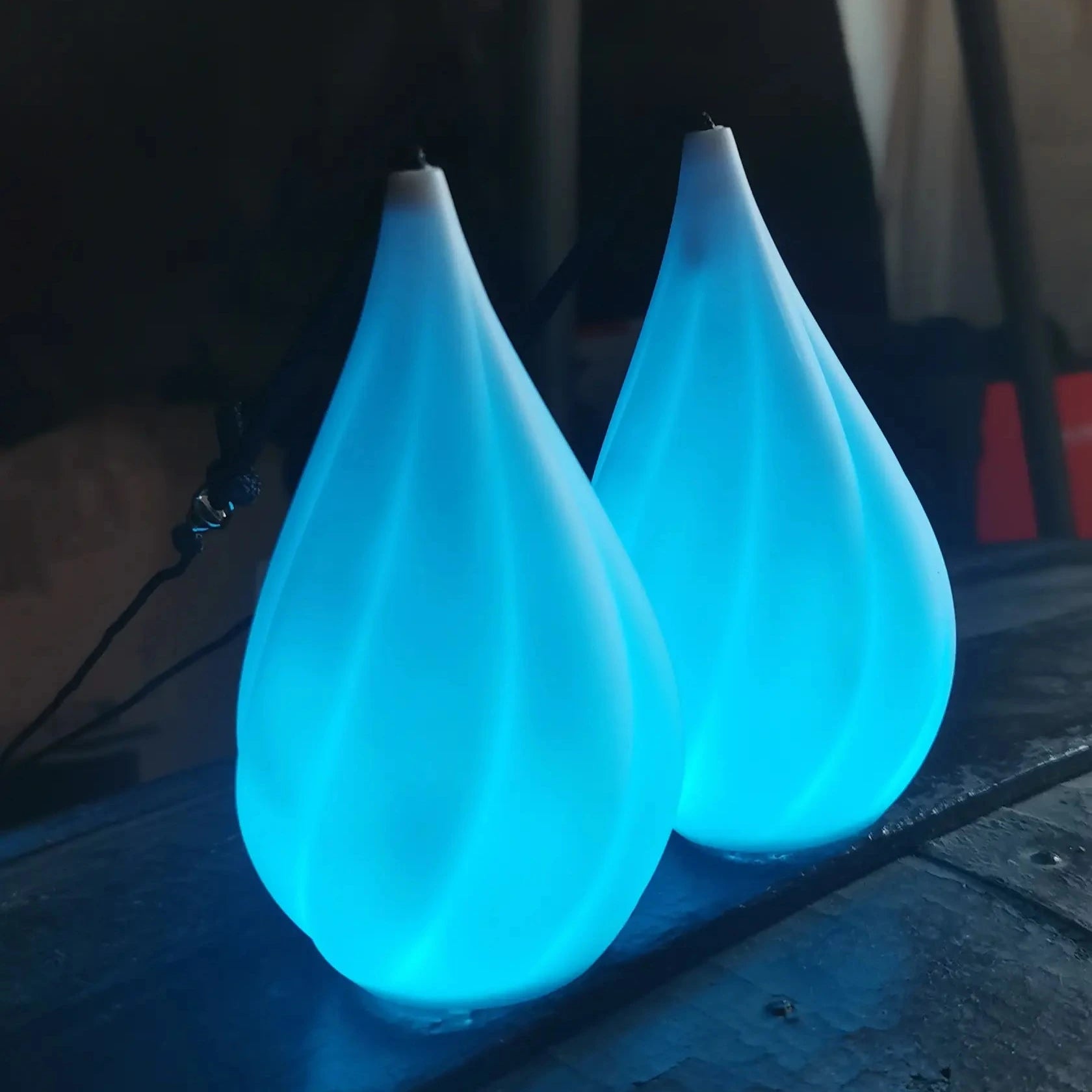Bolas led lumineuses RGB allumées avec le mode bleu. Modèle Aurora Poi.