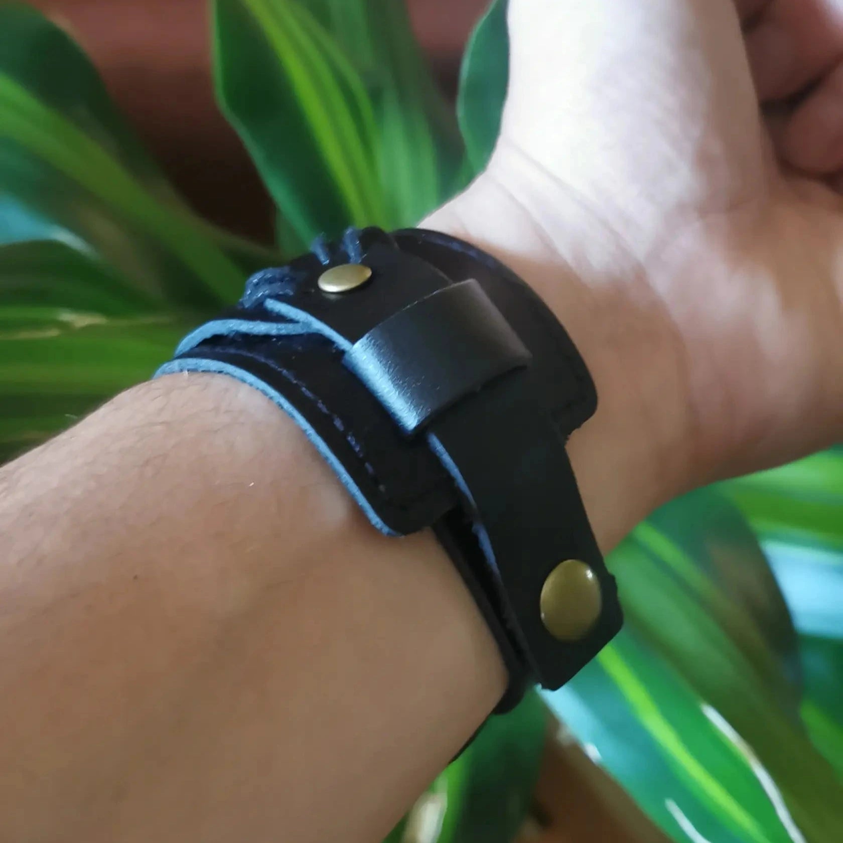 Bracelet large en cuir véritable noir, inspiration steampunk et biopunk.