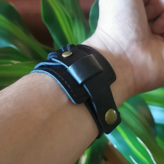 Bracelet large en cuir véritable noir, inspiration steampunk et biopunk.