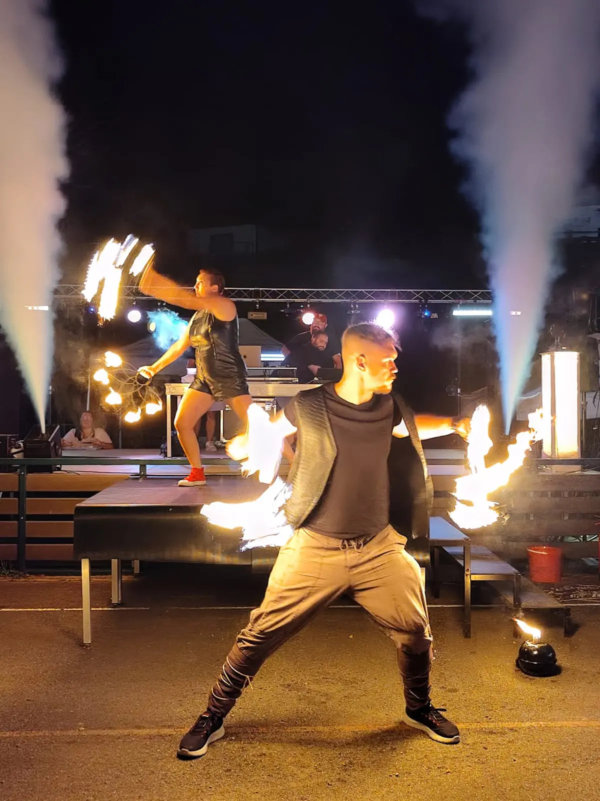 Duo de cracheurs de feu à Roanne.