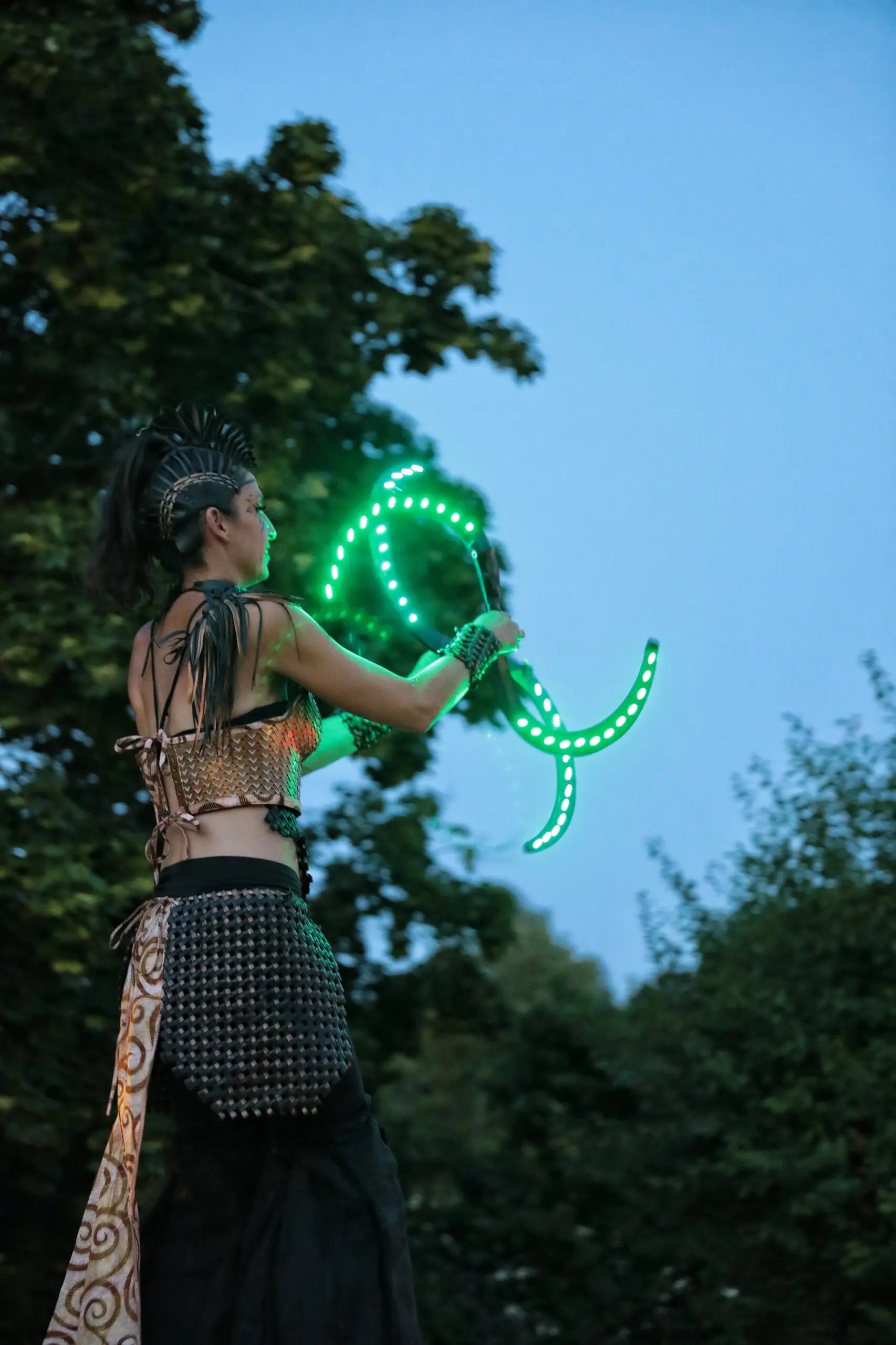Artiste manipulant des agrès LED pour une déambulation à Valence