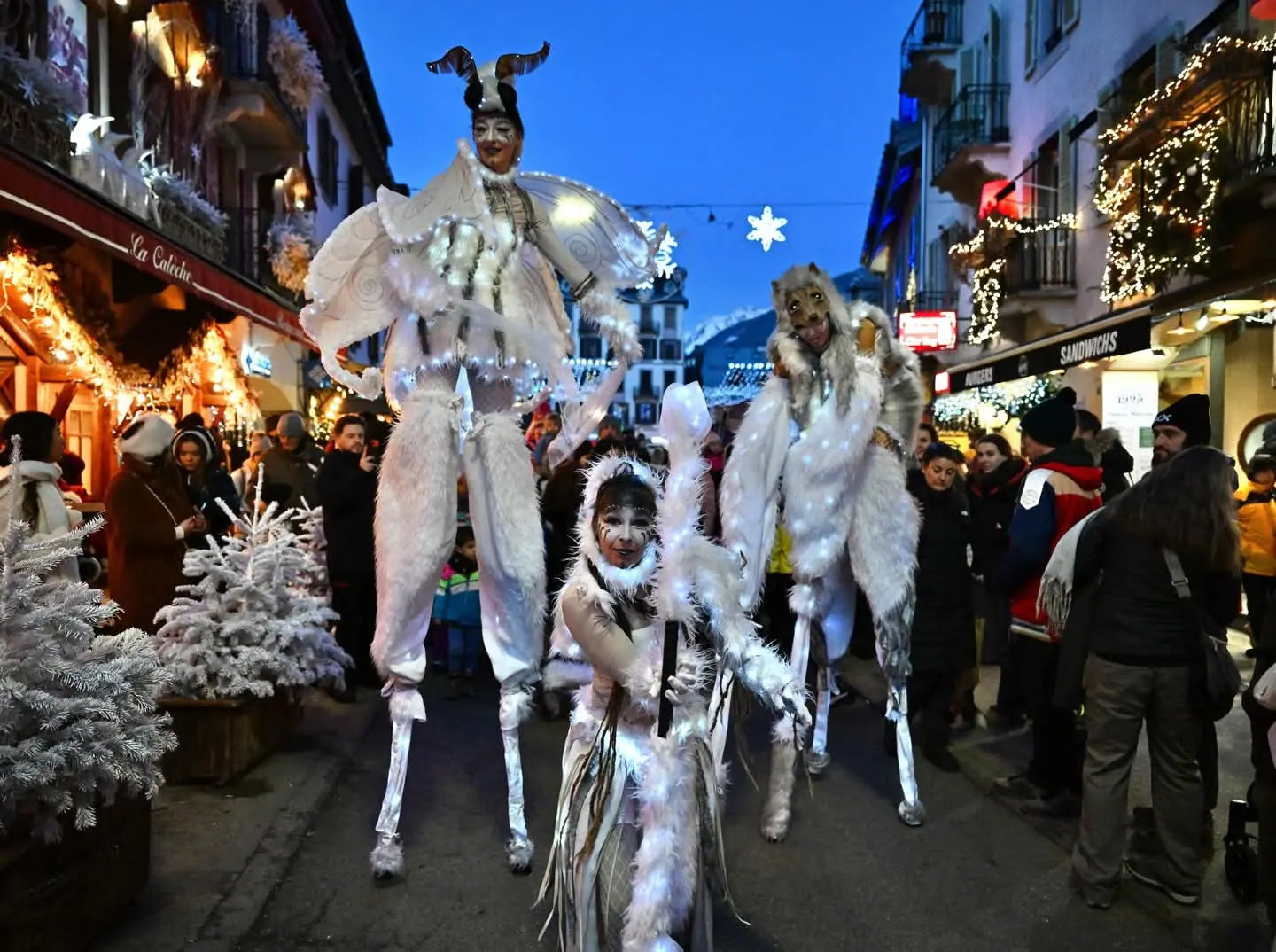 Personnages lumineux sur échasses pour un événement à Annecy